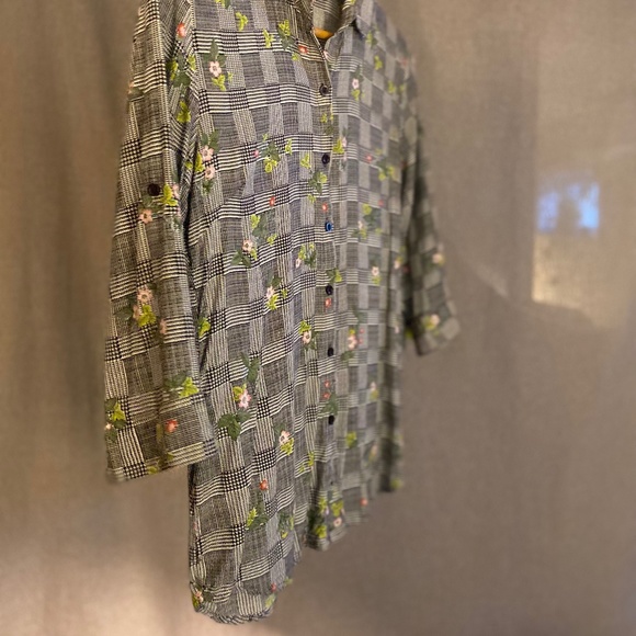 Sweet Patterned Blouse with ¾ Length Sleeves - Picture 2 of 5